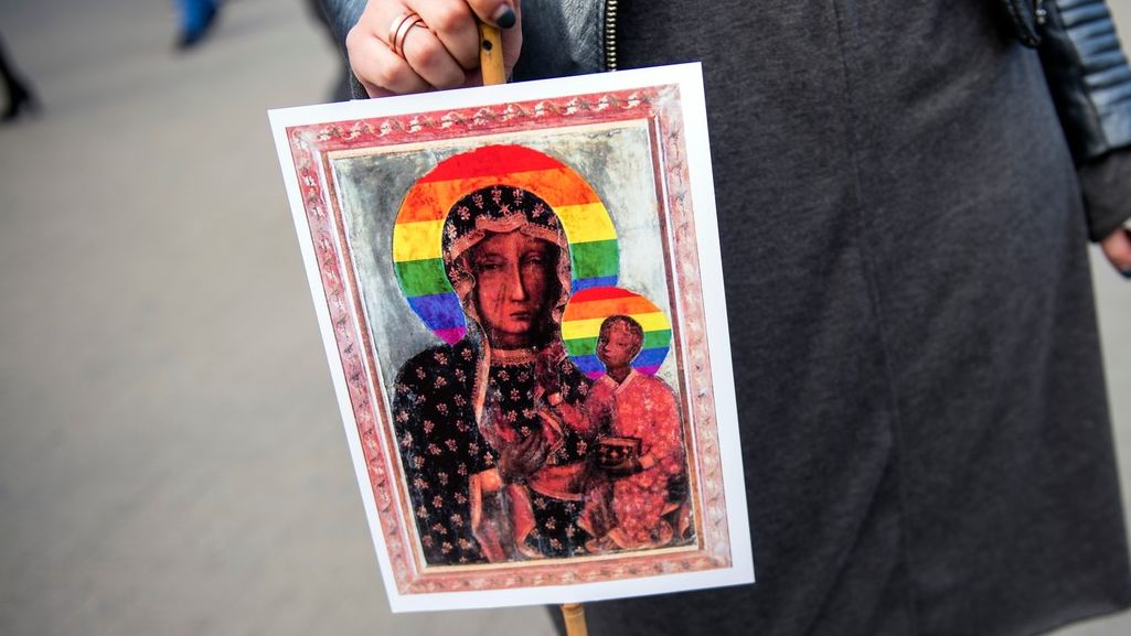 Polky šířily obrázky madony s duhovou svatozáří, hrozí jim vězení